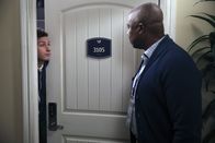 Brooklyn Nine-Nine – Andy Samberg (Jake Peralta), André Braugher (Ray Holt).