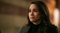 Suits – Rachel (Meghan Markle) ist verzweifelt. Ihr Verlobter wurde zu einer Haftstrafe wegen Betrugs verurteilt. Statt ersehnter Traumhochzeit mitsamt Flitterwochen sind nun Gefängnisbesuche ihre Realität.