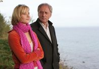 Frischer Wind – An der Ostsee lernt Kurt Tobaben (Günther Maria Halmer) die junge Serviererin Luzy Ditten (Teresa Weißbach) kennen.