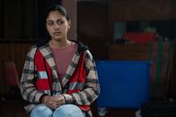 The Outlaws – Rani (Rhianne Barreto) schwebt durch ihren unüberlegten, aber heldenhaften Einsatz von letzter Nacht in großer Gefahr. Nun muss sie endlich erfahren, worin sie jetzt verwickelt ist.