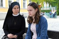 Um Himmels Willen – Schwester Hanna (Janina Hartwig, l.) erzählt Amelie (Gioia Marischka, r.), dass ihr Vater, der seine Familie vor 10 Jahren verlassen hat, sie sehen möchte.
