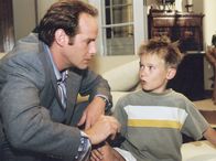 In aller Freundschaft – Achim (Johannes Steck, rechts) weiß bald nicht mehr, wo ihm der Kopf steht, da der aufgeweckte Heiko (Ludwig Zimmeck) ihn ständig auf Trab hält.