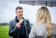Sturm der Liebe – Yannik (Jo Weil, l., mit Vivien Wulf, r.) kann sich über einen der Hauptgewinne in der Tombola nicht recht freuen.