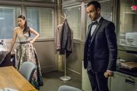 Elementary – Ihr aktueller Fall führt sie in die brutale Welt der Mafia: Dr. Joan Watson (Lucy Liu, l.) und Sherlock Holmes (Jonny Lee Miller, r.). Als in einem Fass eine Leiche ohne Kopf gefunden wird, deuten alle Hinweise darauf hin, dass es sich bei dem Toten um den Mafioso Bobby Pardillo handelt ...