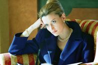 Ronin – Deirdre (Natascha McElhone) beobachtet in der Lounge eines schicken Hotels den Koffer, den sie mit ihrem Team zu stehlen versucht.