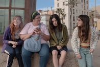 Simple – Marga (Natalia de Molina, l.), Àngels (Coria Castillo, 2.v.l.), Nati (Anna Castillo, 2.v.r.) und Patri (Anna Marchessi, r.) genießen einen gemeinsamen Tag am Strand. Doch im Laufe des Tages schwindet ihre Gruppe und sie finden sich schließlich nur noch zu dritt zusammen.