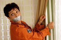 Doppelter Einsatz – Sabrina (Despina Pajanou) versucht sich zu befreien.