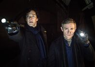 Sherlock – Einsfestival SHERLOCK - DER LEERE SARG (7/9), "Sherlock - The empty Hearse", GB 2013, Regie Jeremy Lovering Uhr. Sherlock Holmes (Benedict Cumberbatch, li.) und sein Assistent und Freund John Watson (Martin Freeman) suchen in einem stillgelegten Tunnel der Londoner U-Bahn nach einer Bombe.