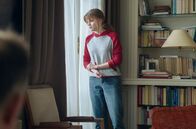 In Therapie – Camille (Céleste Brunnquell) schaut nach einem Streit mit ihrem Vater nach, ob dieser noch vor dem Haus geblieben ist.