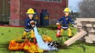 Feuerwehrmann Sam – Am Bahnhof löschen Elvis und Arnold den Brand, der von einem davongerollten Grill verursacht wurde.