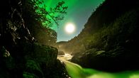 Magie der Fjorde – Die Aurora borealis taucht selbst Flüsse und Bäche in ein magisches Licht.