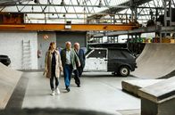 Rentnercops – Edwin liegt mit Grippe im Bett, deswegen rückt Polizeipräsident Plocher (Michael Prelle, r.) aus, um Vicky Adam (Katja Danowski, l.) und Günther Hoffmann (Peter Lerchbäumer, M.) zu unterstützen.