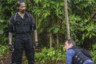 Hawaii Five-0 – Steve (Alex O'Loughlin, r.) und sein Team werden entführt und starren dem sicheren Tod ins Auge, als sie dem gefährlichen Widersacher Michelle Shioma verfolgt haben ...