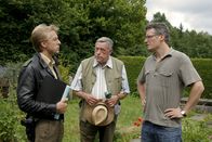 Die Rosenheim-Cops – Was verbergen Daniel Käutner (re. Max Urlacher) und sein Vater Ludwig (m. Wilfried Dziallas) vor Polizist Michi Mohr (li. Max Müller).