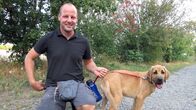 Die Tierärzte - Retter mit Herz – Julia Liebmann wartet schon in der Praxis auf Angus. Heute ist er Patient bei Frauchen. Ehemann Stefan sorgt zur Beruhigung für eine Runde Auslauf.
