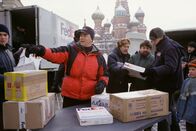 Cast Away - Verschollen – Chuck Noland (Tom Hanks), leitender Mitarbeiter bei FedEx, ist ständig im Auftrag seiner Firma unterwegs - auch in den Weihnachtstagen. Doch bei einer dieser Geschäftsreisen stürzt sein Flugzeug mitten über dem Ozean ab ...