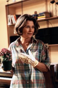 Das Netz – Angelas Mutter (Diane Baker) pflegt liebevoll ihre Blumen, sie leidet an Alzheimer und ist ihrer Tochter bei der Klärung ihrer Identität keine große Hilfe.