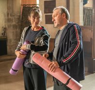 Inspector Barnaby – DCI John Barnaby (Neil Dudgeon) soll etwas für seine Gesundheit tun, findet seine Ehefrau Sarah Barnaby (Fiona Dolman) und schleppt ihn zum Yoga.