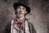 Billy the Kid – Nachdem sich Billy the Kid an einem Überfall beteiligt hatte, kam er zum ersten Mal ins Gefängnis. Er brach aus und wurde so zum steckbrieflich gesuchten Outlaw, der zeitlebens auf der Flucht sein sollte. Zur ARTE-Sendung Billy the Kid 4: Billy the Kid