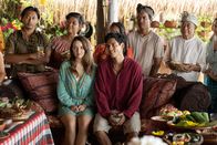 Ticket ins Paradies – vorne, v.li.: Lily Cotton (Kaitlyn Dever), Gede (Maxime Bouttier)