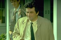 Columbo – Columbo (Peter Falk), der kultige Inspektor mit Glasauge, Trenchcoat und schräger Körperhaltung, bei seinen Recherchen.
