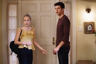 Life in Pieces – Life in Pieces Staffel 3 Folge 22 Zum Geburtstag eine richtige Überraschung: Matt Cornett als Ryan, Holly J. Barrett als Samantha Hughes