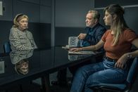 SOKO München – Arthur Bauer (Gerd Silberbauer, M.) und Resi Schwaiger (Mersiha Husagic, r.) vernehmen Elisabeth Minz (Lisa Kreuzer, l.).