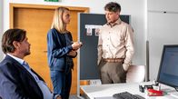 Steirerangst – Kuschelseminar-Leiter Elmar (Fritz Karl, re.) muss bei Kommissar Sascha Bergmann (Hary Prinz, li.) und seiner Kollegin Anni Sulmtaler (Anna Unterberger, Mitte) aussagen.