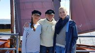 Inselreportagen mit Judith Rakers – Skipper „Reini“ nimmt seine Enkelin und Judith mit auf große Frahrt im Zeesboot.