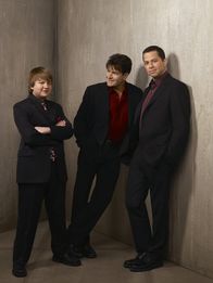 Two and a Half Men – (5. Staffel) - Harte Männer: Charlie (Charlie Sheen, M.), Alan (Jon Cryer, r.) und Jake (August T. Jones, l.) ...