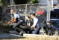 Criminal Minds – Im Wettlauf mit der Zeit, um einen Serientäter zu fassen: Derek (Shemar Moore, l.), JJ (AJ Cook, 2.v.l.) und Rossi (Joe Mantegna, 2.v.r.) ...