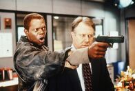 Verhandlungssache – Auch der Internal-Affairs-Inspektor Niebaum (J. T. Walsh, r.) befindet sich in der Gewalt von Geiselexperte Danny Roman (Samuel L. Jackson, l.). Für diesen die einzige Möglichkeit, seine Unschuld an dem Mord seines Partners zu beweisen ...