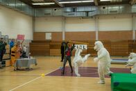Einstein – Als Schüsse fallen, wird die Maskottchen-Olympiade zur wilden Verfolgungsjagd. Elena (Annika Ernst (M.) schreitet ein ...