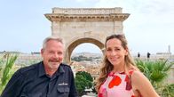 Wunderschön! – Moderatorin Tamina Kallert (r) mit Tourguide Dirk Kastner vor der Bastione Saint Remy in Cagliari.