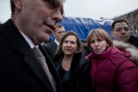 Servus Reportage – Die stellvertretende US-Außenministerin Victoria Nuland (m) verlässt den Maidan-Platz nach einem Treffen mit den Führern der ukrainischen Opposition am 10. Dezember 2013 in Kiew, Ukraine. Tausende protestierten gegen die ukrainische Regierung, nachdem der ukrainische Präsident Viktor Janukowitsch beschlossen hatte, ein Handels- und Partnerschaftsabkommen mit der Europäischen Union zugunsten von Anreizen aus Russland auszusetzen.