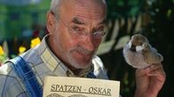 Löwenzahn Classics – Peter (Peter Lustig) hat vom Bärstädter Filmteam für seine Hilfe beim Drehen des Films "Der Spatz von Bärstadt" den SPATZEN-OSKAR verliehen bekommen.