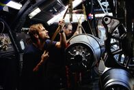 The Core - Der innere Kern – Professor Keyes (Aaron Eckhart, l.) erhält die Aufgabe, ein Team von "Terranauten" auszubilden, das dem unheilvollen Stillstand des Magmas im Erdinnern mit Nuklearsprengmitteln beikommen soll ...