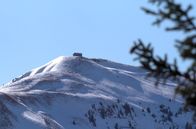 Stadt Land Kunst – Die Winterlandschaften und Wintersportmotive auf den Bildern von Alfons Walde trugen wesentlich zur Entstehung des Mythos Tirol bei: Ein verschneiter Garten Eden und Paradies für Skifahrerinnen und Skifahrer.