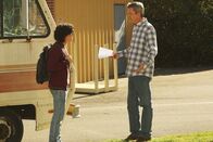 The Middle – Axl (Charlie McDermott, l.); Mike (Neil Flynn, r.)