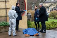 Der Staatsanwalt – Oberkommissar Alexander Witte (Jannik Mioducki, 2.v.l.) hat das Mordwerkzeug im Asservatenbeutel. Gemeinsam mit Hauptkommissarin Julia Schröder (Anika Baumann, 2.v.r.) und Oberstaatsanwalt Bernd Reuther (Rainer Hunold, r.) spekuliert er über die mögliche Ursache für den brutalen Mord an Marc Brehm (Carl Grübel, M.), während ein Spurensicherer (Komparse, l.) den Tatort begutachtet.