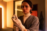 Die Chefin – Sophia May (Kristin Suckow) betreibt das Studio "May Light", wo das Mordopfer ab und an privat aushalf. Gibt es eine Verbindung zum verschwundenen Fentanyl?