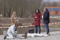 Der Alte – Der Yoga-Lehrer Alexander Hertwig (Franz Albrecht König, liegend) wird während seiner Übung im Freien erschossen. Hauptkommissar Voss (Jan-Gregor Kremp, r.) und Kollegin Annabell Lorenz (Stephanie Stumph, 2.v.r.) begutachten den Tatort im Beisein von Gerichtsmedizinerin Dr. Sommerfeld (Christina Rainer, 2.v.l.).