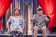 Heißmann + Rassau – Der Taxifahrer (Martin Rassau, rechts) legt sich richtig ins Zeug, seinen Fahrgast (Volker Heißmann) schnellstmöglich ans Ziel zu bringen.