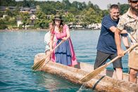 Heimatleuchten – Conny Bürgler beim Einbaumfahren in Seewalchen am Attersee.