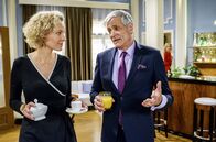 Sturm der Liebe – Beatrice (Isabella Hübner, r.) beobachtet, ob Friedrich (Dietrich Adam, M. mit Melanie Wiegmann, l.) den von ihr vergifteten Orangensaft auch wirklich trinkt.