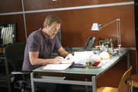 Dr. House – House (Hugh Laurie) und sein Team müssen herausfinden, weshalb die junge Leichenkosmetikerin Irene ihre tote Mutter in ihrem Krankenzimmer sitzen sieht ...