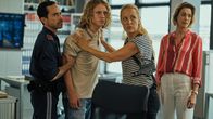 SOKO Wien – Jo Schneider (Lorenz Pojer, 2.v.l.) will im Beisein von Gruppeninspektorin Penny Lanz (Lilian Klebow, 2.v. r.) und seiner Mutter Klara Schneider (Julia Stinshoff, r.) auf seinen Vater losgehen. Ein Polizist (Komparse, l.) hält ihn zurück.