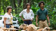Deadly Tropics – Die Kommissare Gaëlle Crivelli (Béatrice de la Boulaye, l.), Mélissa Sainte-Rose (Sonia Rolland, M.) und Aurélien Charlery (Julien Béramis, r.) beobachten eine Demonstration für Tierrechte. Ist ihre Sprecherin in den aktuellen Mordfall verwickelt?