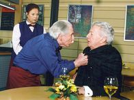 In aller Freundschaft – MDR Fernsehen IN ALLER FREUNDSCHAFT FOLGE 176, "Im Zweifel für den Angeklagten" Uhr. Charlotte (Ursula Karusseit) und Friedrich (Fred Delmare) fühlt sich vom Patienten und Weinhändler Daniel Esser (Dieter Thomas Heck) betrogen: Der teure Wein entspricht nicht der versprochenen Qualität!