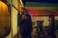 Tatort – Lessing (Christian Ulmen) und Kira Dorn (Nora Tschirner) suchen in der Wagenburg auf dem Rummel nach dem Täter.